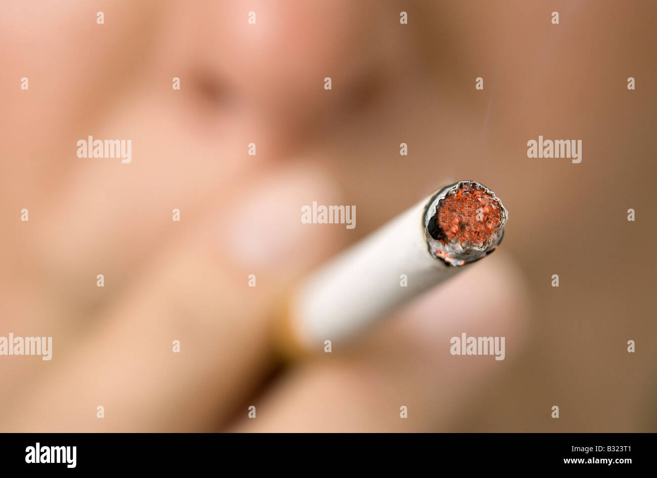 Junge Frau Rauchen Zigarette Stockfoto