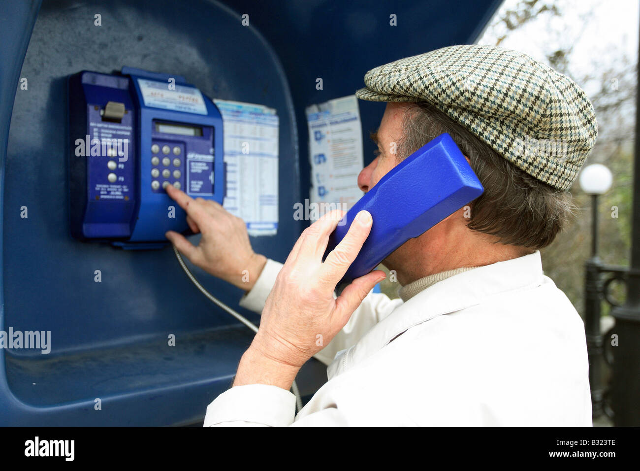 Mann an einer öffentlichen Telefonzelle, Jalta, Ukraine Stockfoto