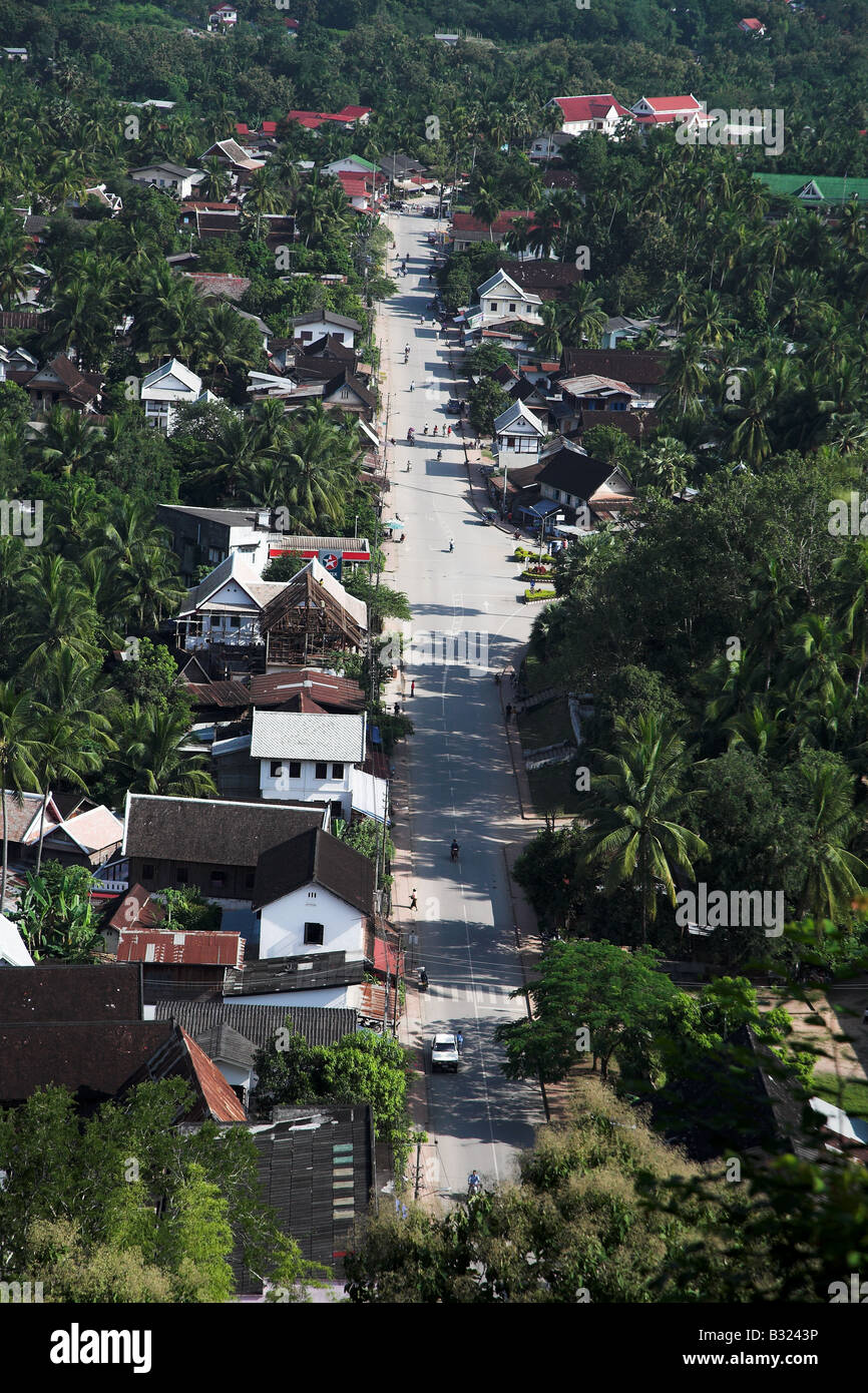 Einen erhöhten Blick auf die Hauptstraße, die durch Luang Prabang in Laos. Stockfoto