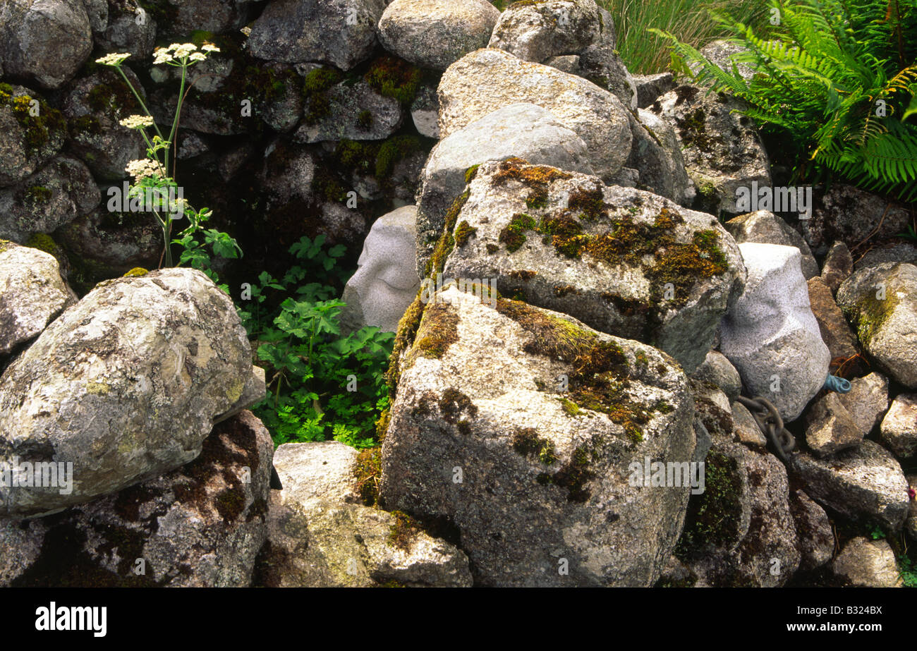 Art Matt Baker Skulptur Herz in Landschaft zwei Stein geschnitzte Gesichter bei Cairnsmore der Flotte National Nature Reserve Schottland UK Stockfoto