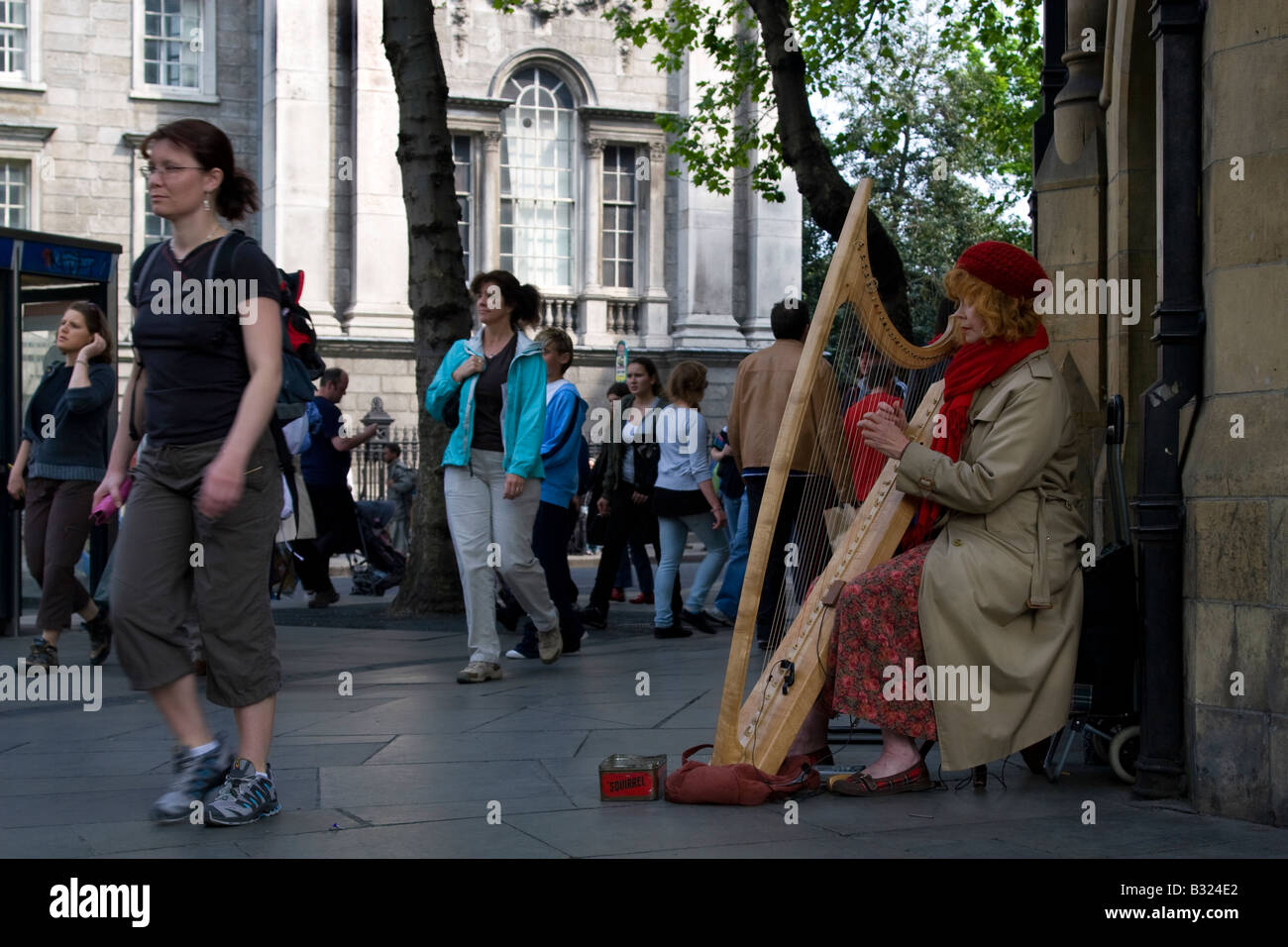 Harfenistin Brenda Malloy als Straßenmusikant außerhalb am Trinity College Dublin Stockfoto