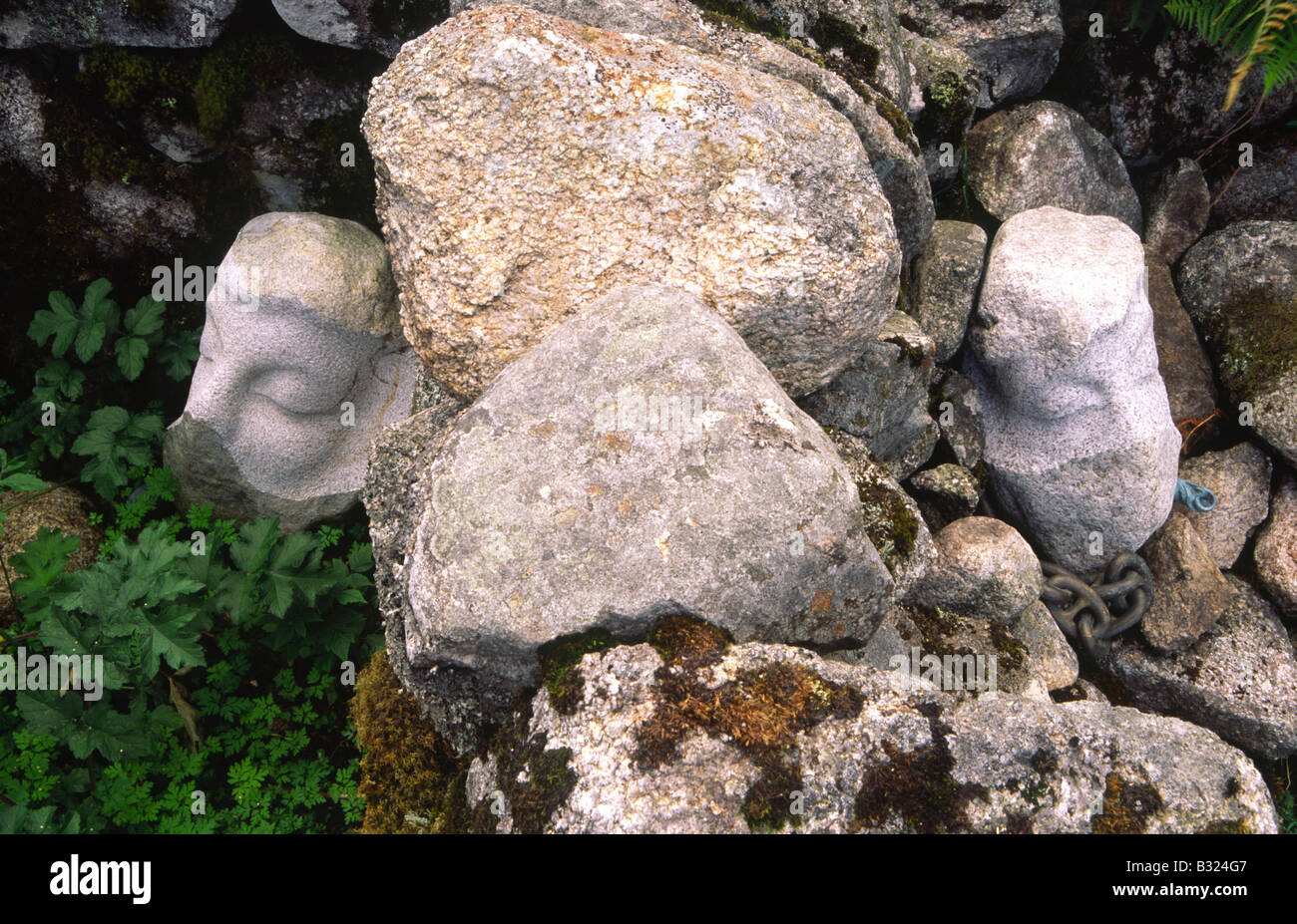 Art Matt Baker Skulptur Herz in Landschaft zwei Stein geschnitzte Gesichter bei Cairnsmore der Flotte National Nature Reserve Galloway UK Stockfoto