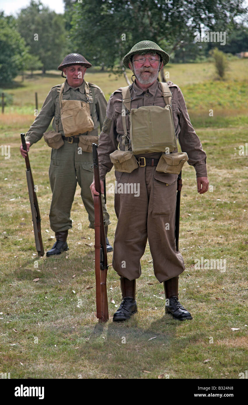 Zwei Soldaten der British Home Guard stehen Aufmerksamkeit während der 1940er Jahre Re-Inszenierung Stockfoto