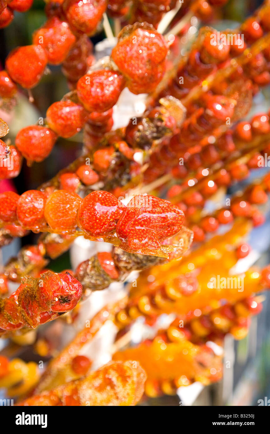 Toffee beschichtet Erdbeeren auf einem Marktstand in Peking Stockfoto Toffee beschichtet Erdbeeren auf einem Marktstand in Peking Stockfoto