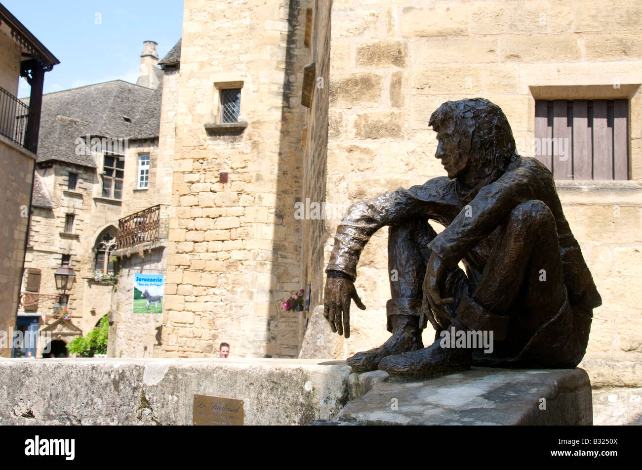 Le Badaud Statue eines jungen Mannes in Sarlat la Caneda, Perigord Noir, Dordogne, Frankreich Stockfoto