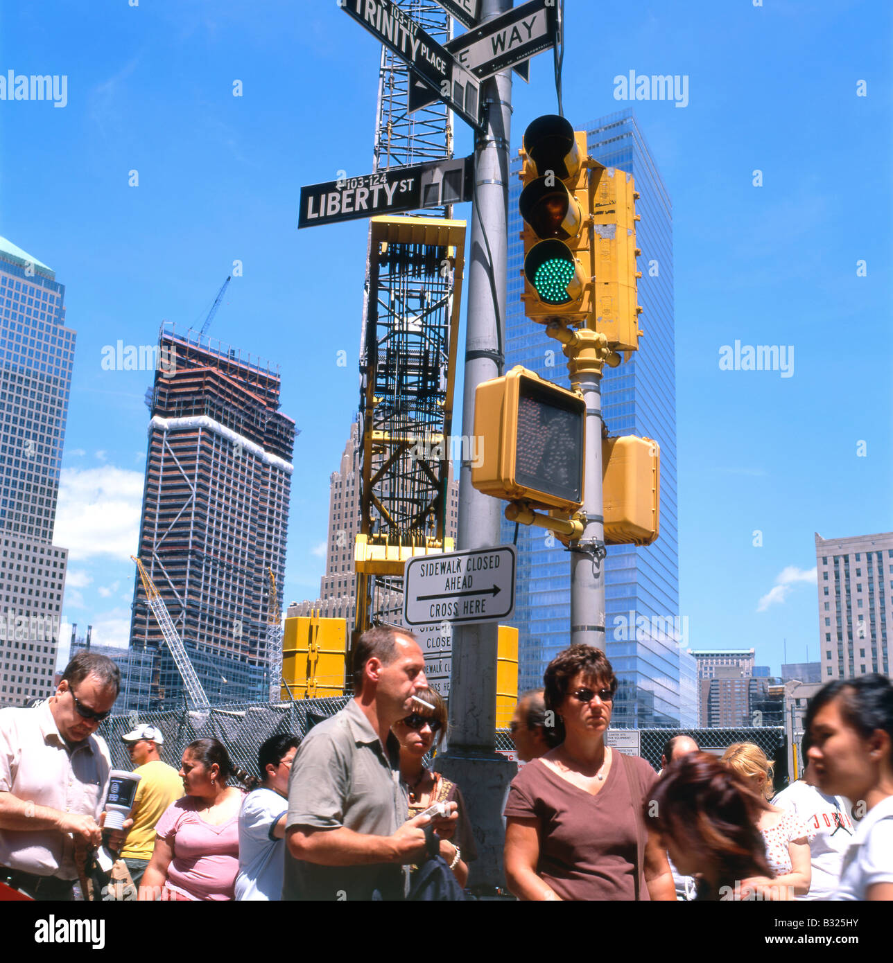 Fußgänger warten Road an der Liberty Street Ampel in der Nähe des Ground Zero Freedom Tower in New York City KATHY DEWITT zu überqueren Stockfoto