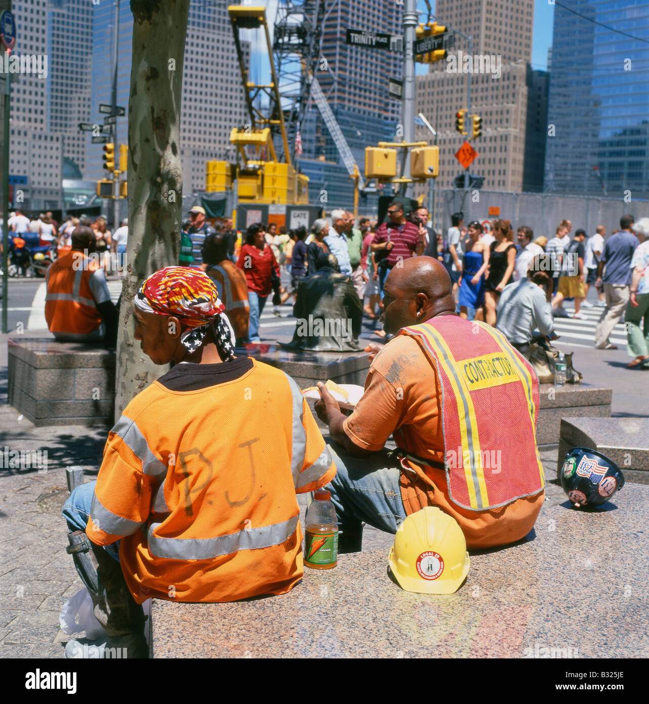 Bauarbeiter arbeiten in der Mittagspause auf den Liberty und Trinity Streets 9/11 Ground Zero-Gelände New York City Juni 2008 KATHY DEWITT Stockfoto