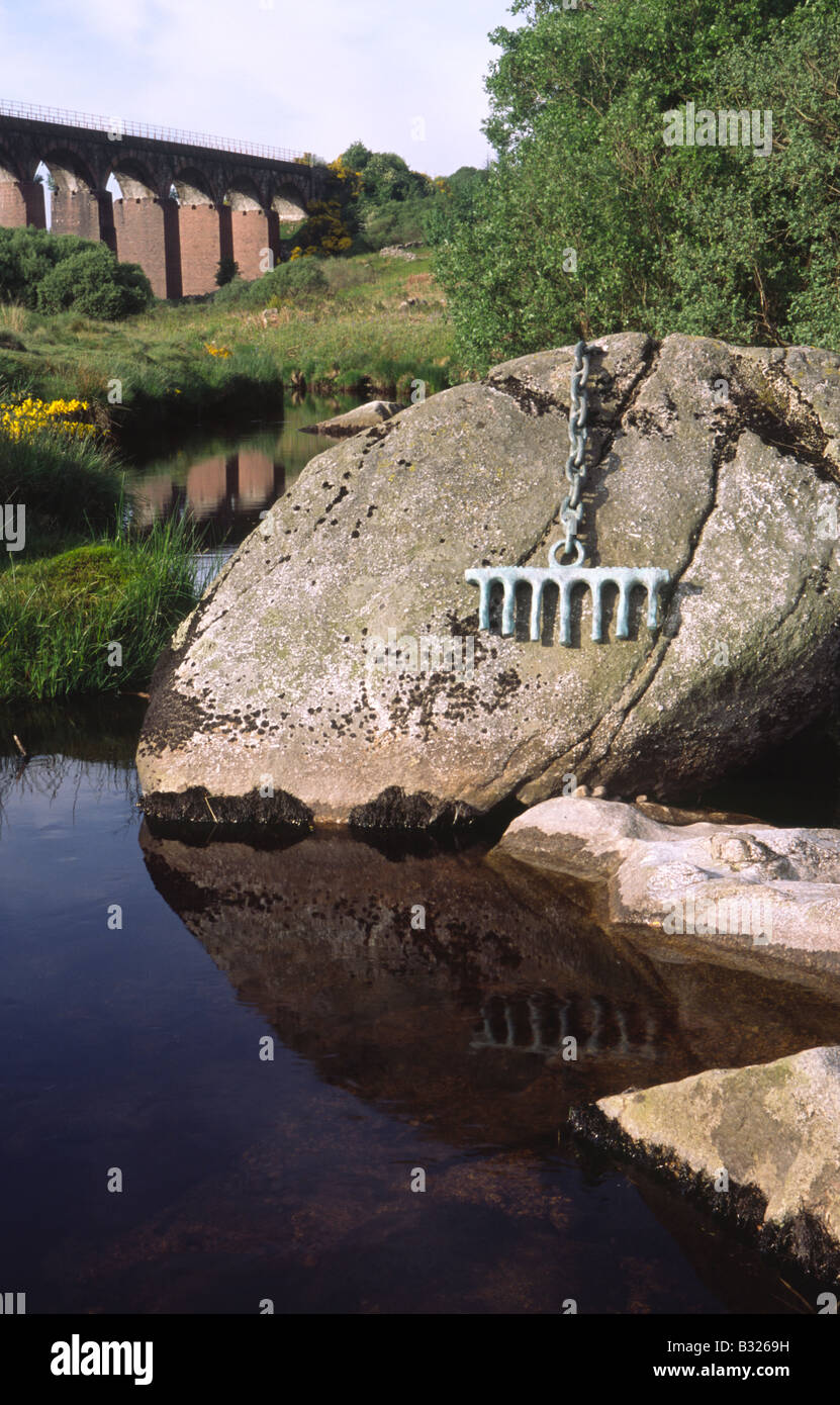 Kunst Künstler Matt Bäcker Szene Shifter Skulptur auf dem großen Wasser Flotte mit alte Eisenbahnviadukt hinter Galloway Scotland UK Stockfoto