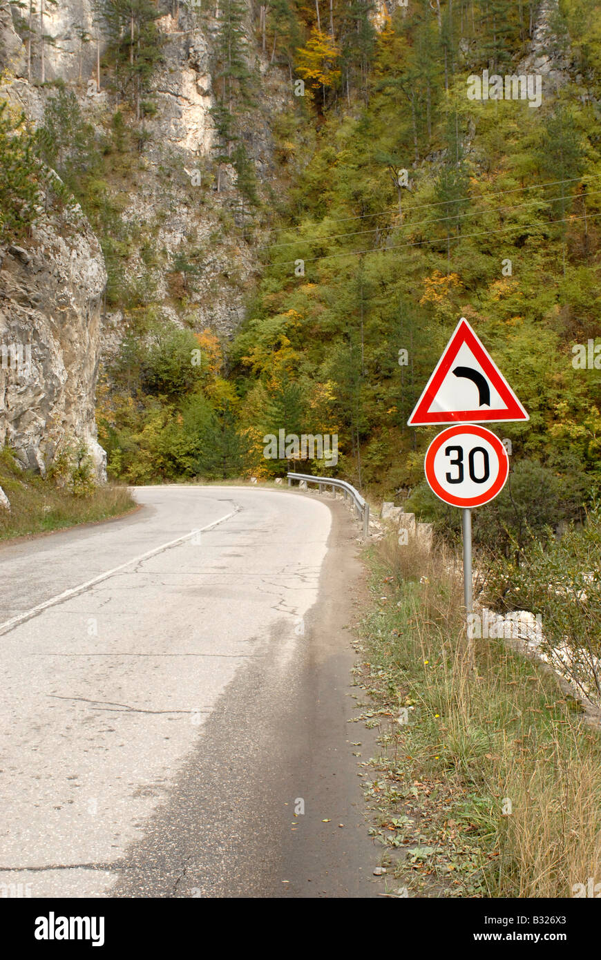 Warnschild Straße Geschwindigkeit am bulgarischen Bergstraße. Stockfoto