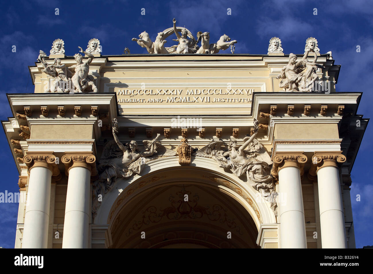 Skulpturen über dem Haupteingang in die Oper, Odessa, Ukraine Stockfoto