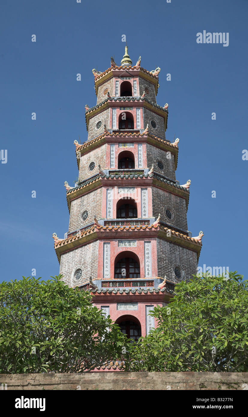 Die Thien Mu Pagode auf dem Parfüm-Fluss in der Stadt von Hue, Vietnam Stockfoto