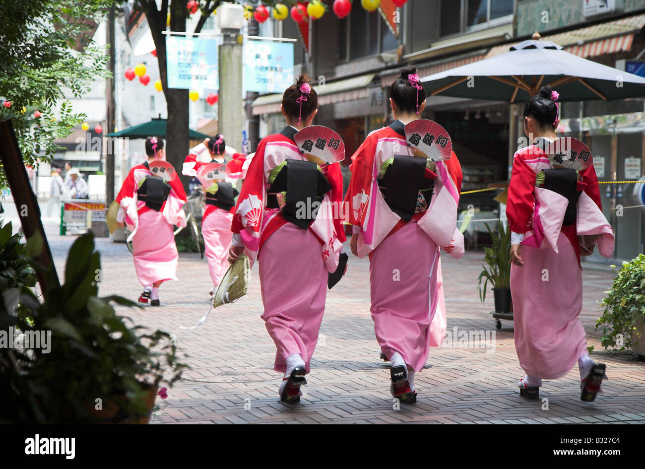 Japanische Frauen in traditionellen Kimonos für das Awa Odori Festival in Tokushima, Japan. Stockfoto