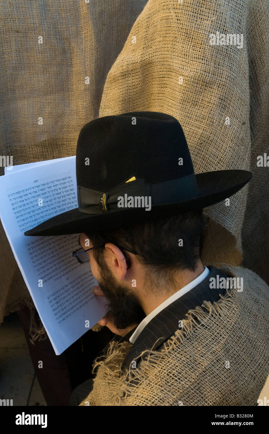 Israel-Jerusalem-Klagemauer Personen tragen Jute-Tasche auf Tisha Beav der Tag der Zerstörung des zweiten Tempels Stockfoto