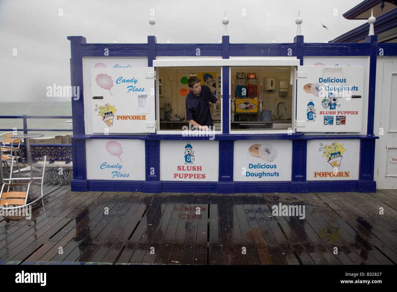 Eastbourne Pier an einem typisch britischen verregneten Sommertag. Stockfoto