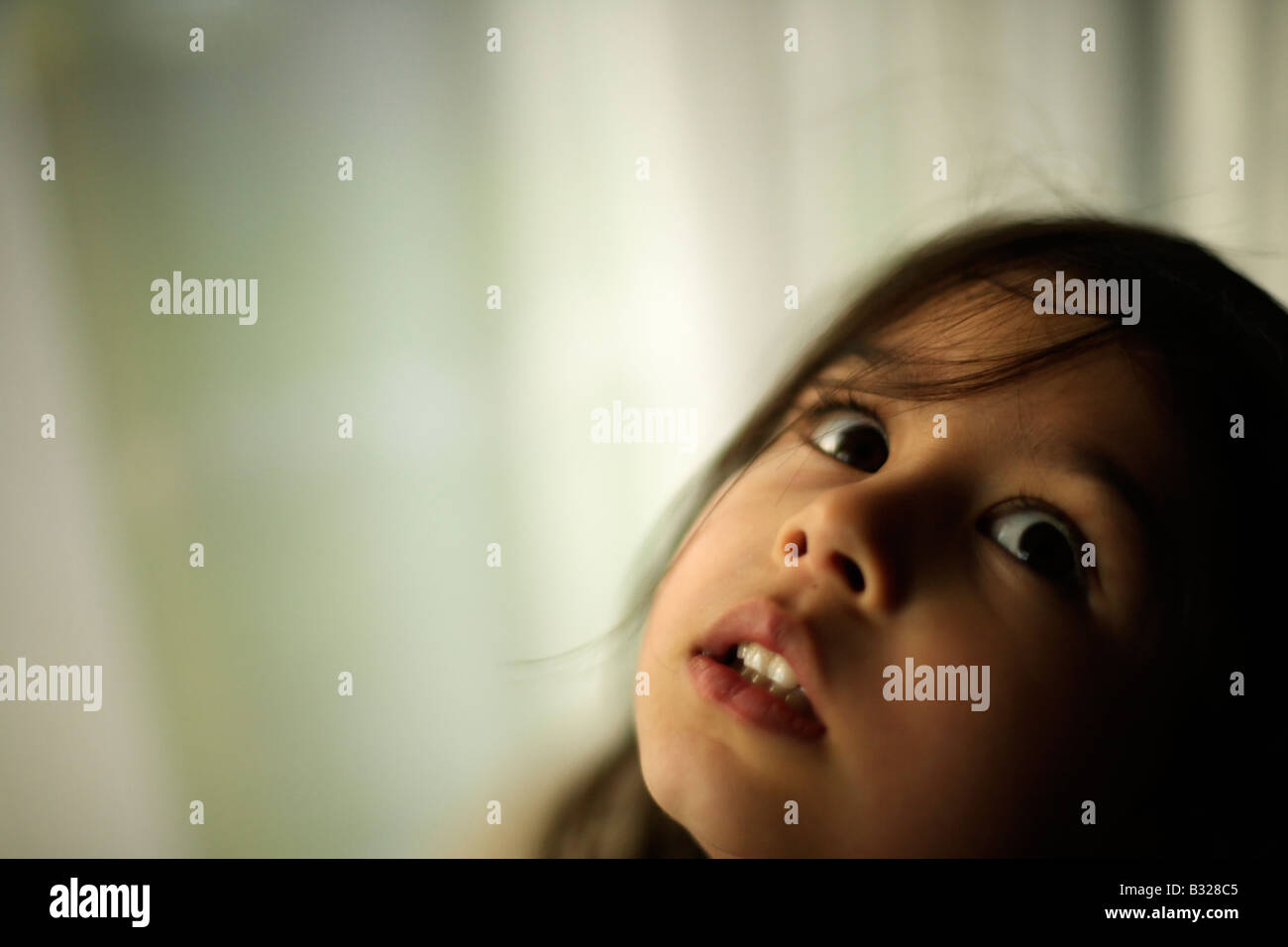 Porträt von fünf Jahre altes Mädchen von den Fenster Mischlinge indischen ethnischen Stockfoto