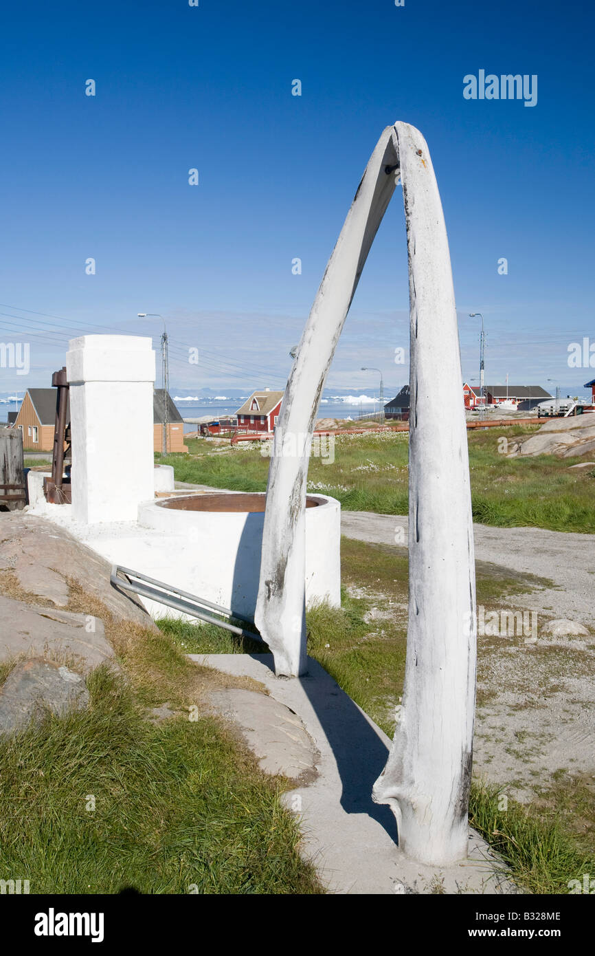 Ein Walknochen Bogen und alte Bottiche für die Darstellung von unten Walspeck in Ilulissat auf Grönland Stockfoto