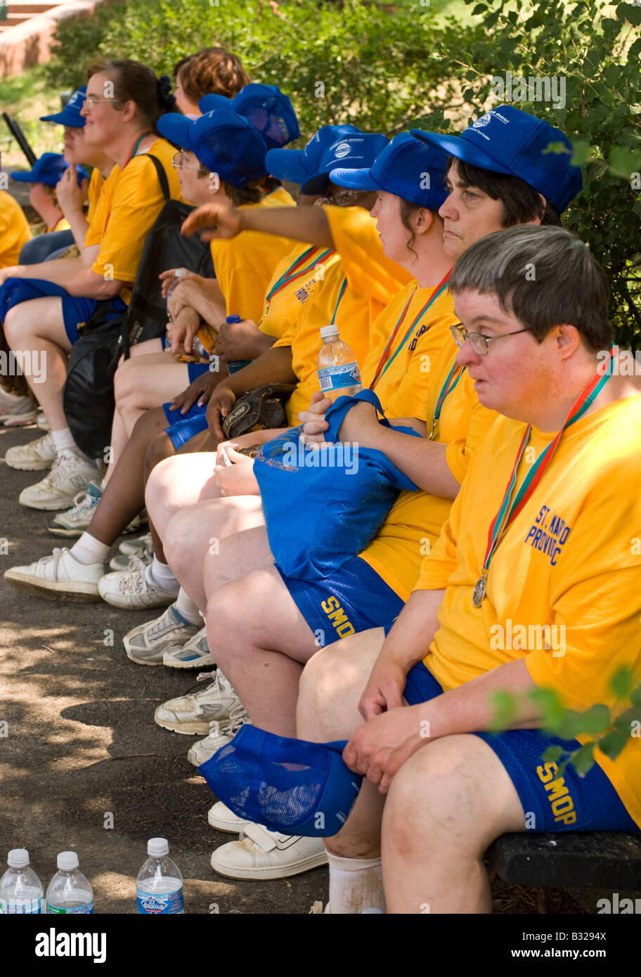 Special Olympics Athleten im Schatten sitzend Stockfoto