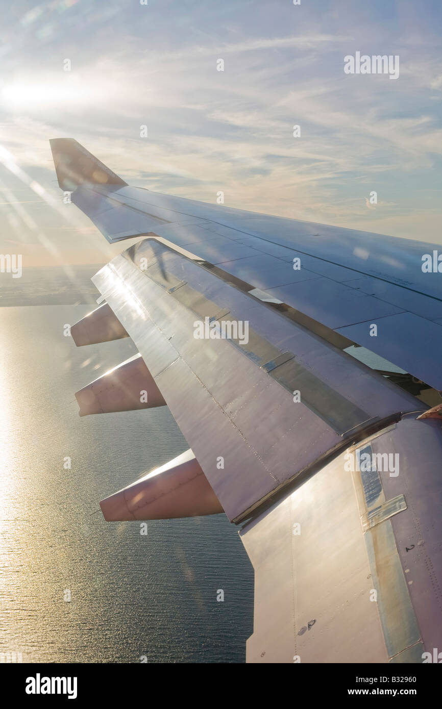 Eine Tragfläche mit den Klappen wie es hereinkommt, landen am Flughafen von Kopenhagen in Dänemark Stockfoto