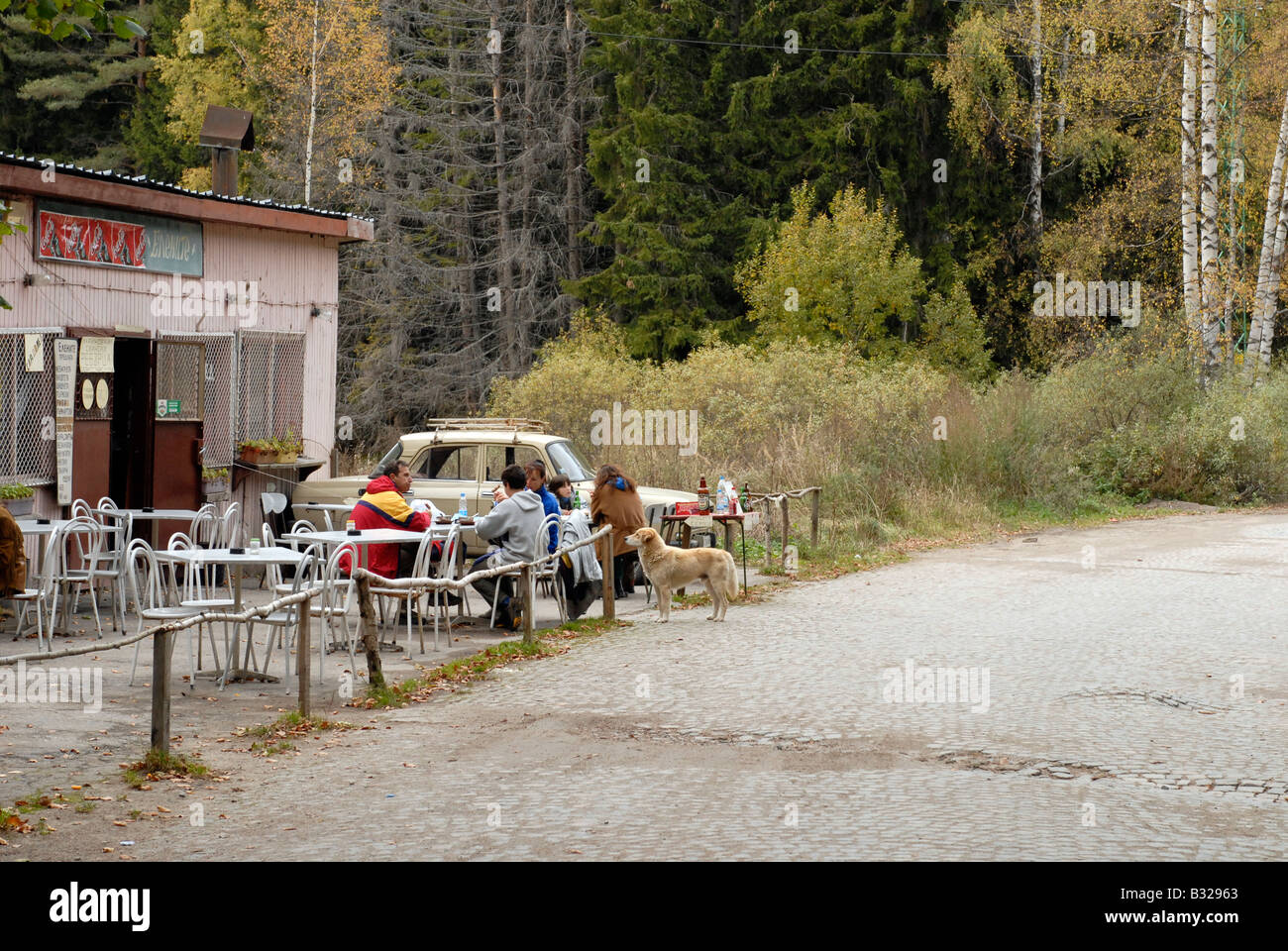 Besucher draußen Straßencafé sitzen auf Mount Vitosha, Bulgarien Stockfoto