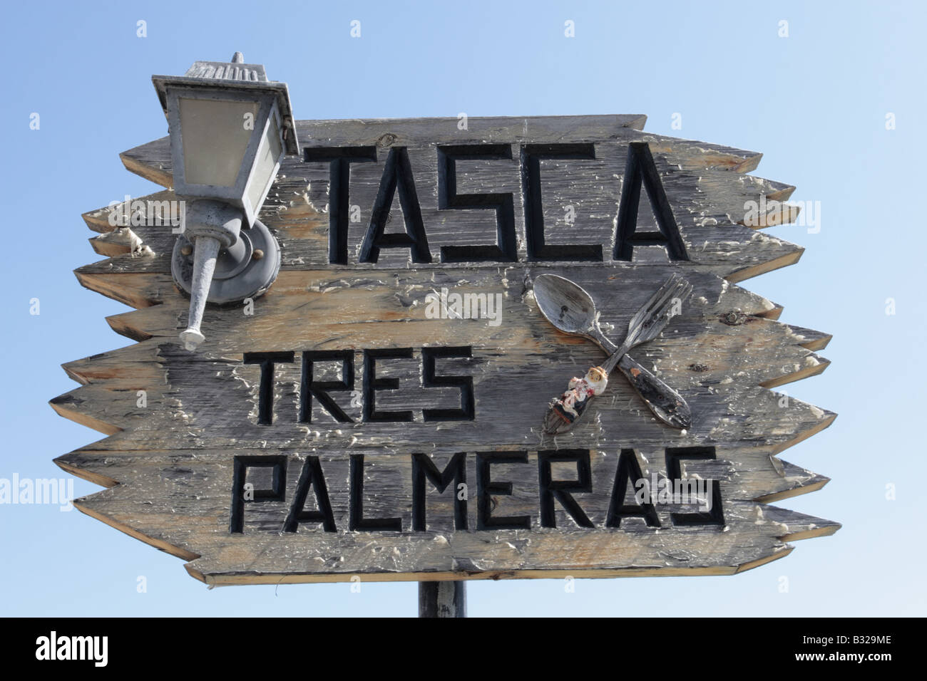Rustikales Restaurant Zeichen gegen blauen Himmel in Tazacorte-La Palma-Kanarische Inseln-Spanien Stockfoto