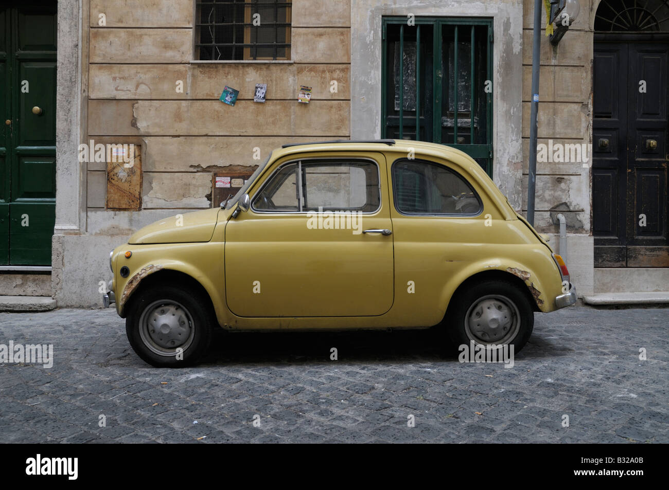 Rosten senfgelben Fiat 500 geparkt in Via del Mascherino, zentral-Rom, Italien Stockfoto
