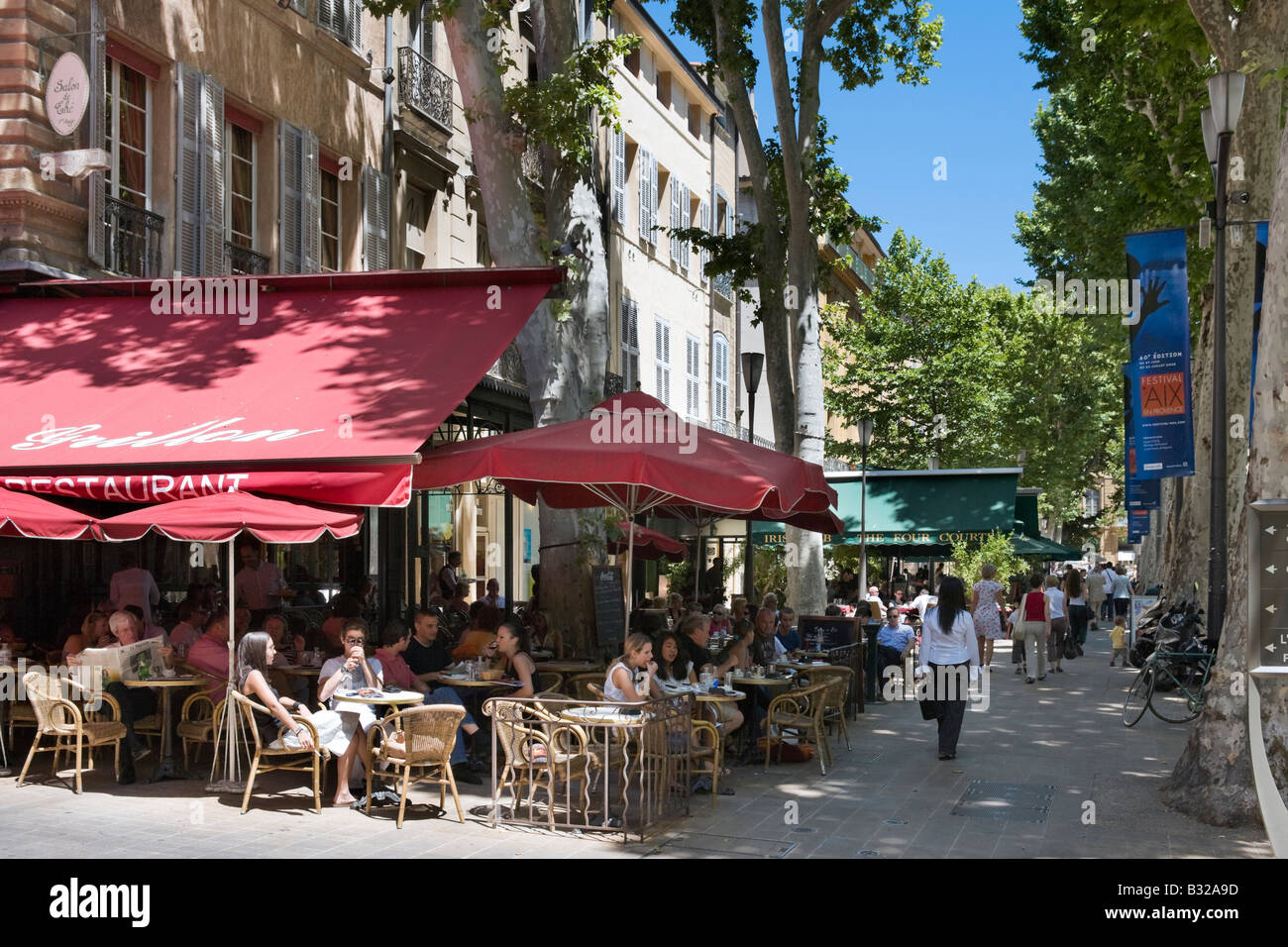 Straßencafé auf dem Cours Mirabeau im Zentrum historischen Stadt Aix-En-Provence-Frankreich Stockfoto