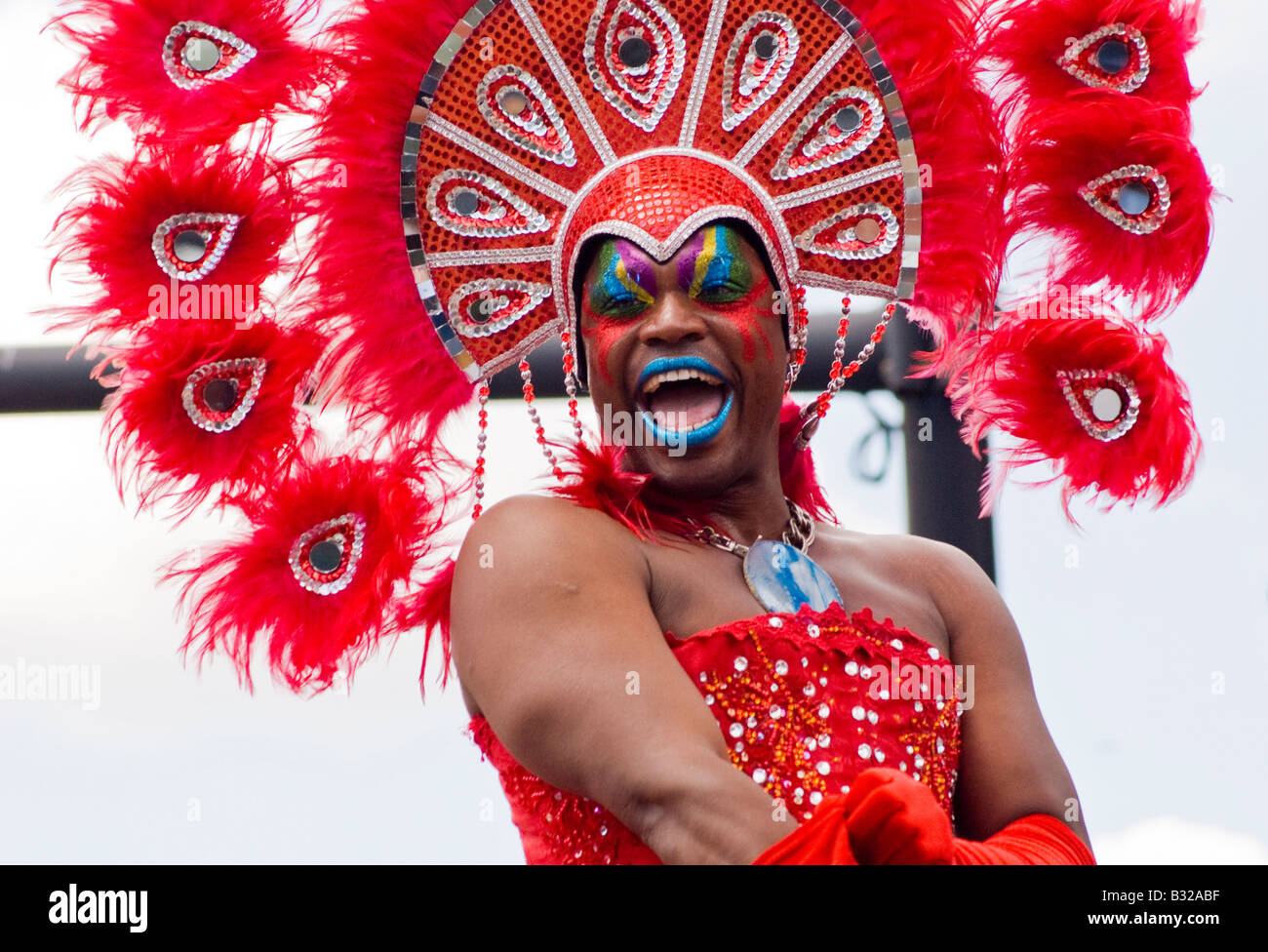 Drag Queen trägt einen Carnivale Kopf Kleid in einer Gay-Pride-Parade Stockfoto