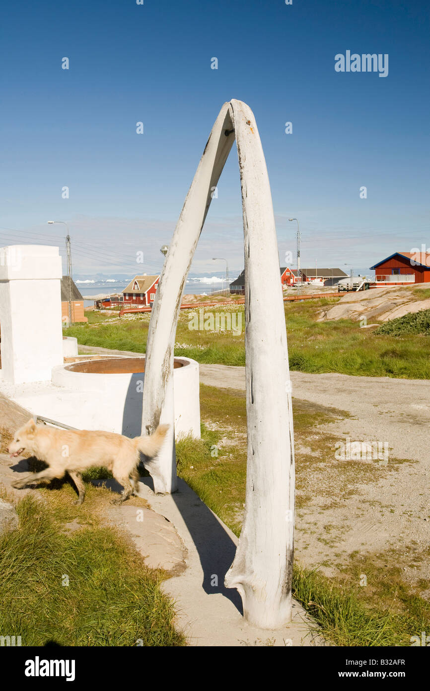 Ein Walknochen Bogen und alte Bottiche für die Darstellung von unten Walspeck in Ilulissat auf Grönland Stockfoto
