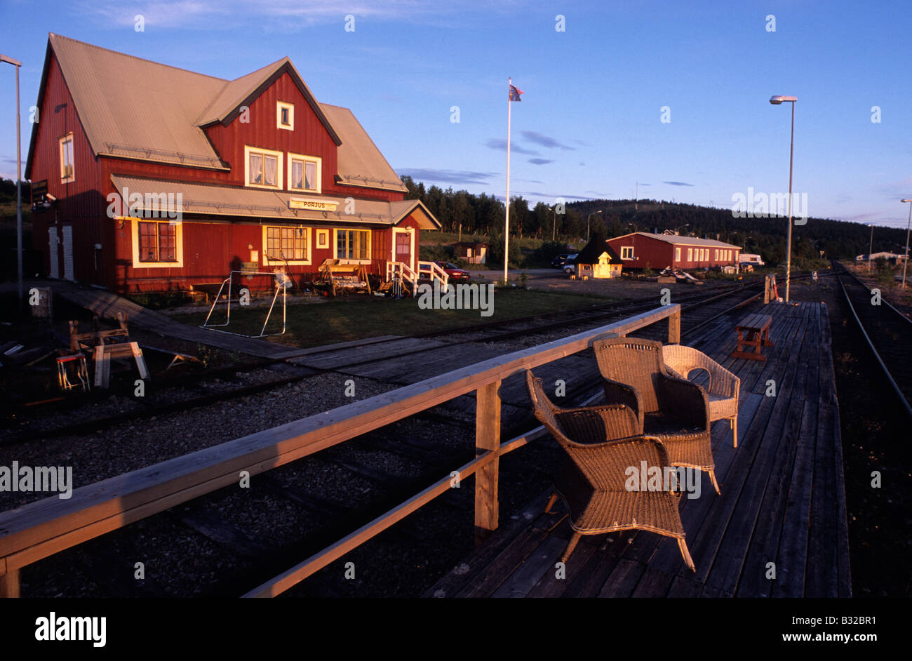 Schweden Porjus Bahnhof Bahnsteig beleuchtet von Mitternachtssonne Stockfoto