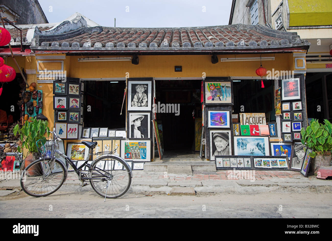 Bilder auf dem Display in einem Geschäft in Hoi an, Vietnam, Südostasien. Stockfoto