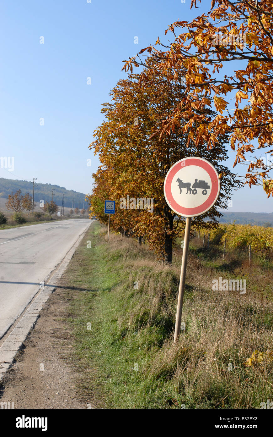Am Straßenrand Pferd und Wagen Warnzeichen in Bulgarien. Stockfoto
