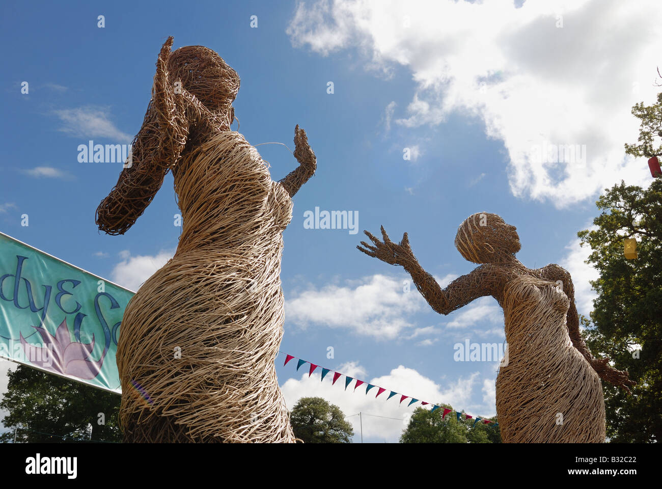 Wicker Frauengestalten auf big chill Festival Stockfoto