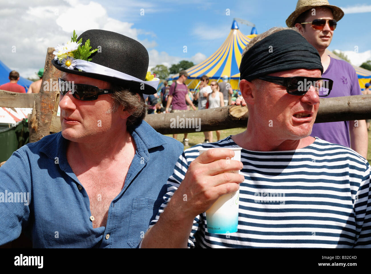 Zwei Männer trinken beim Big Chill Festival verkleidet Stockfoto
