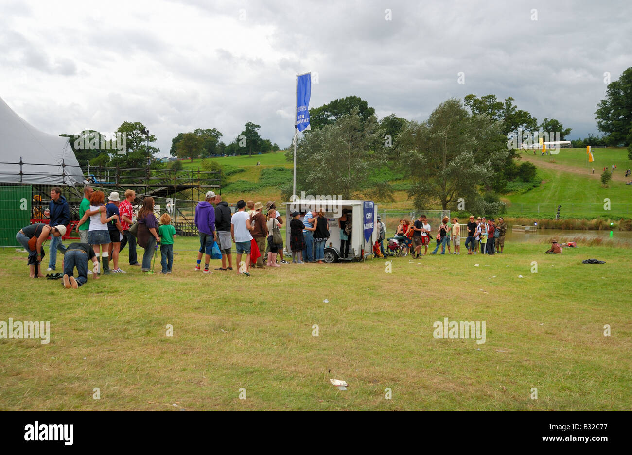 Schlangestehen für ATM Geldautomaten auf Big Chill festival Stockfoto