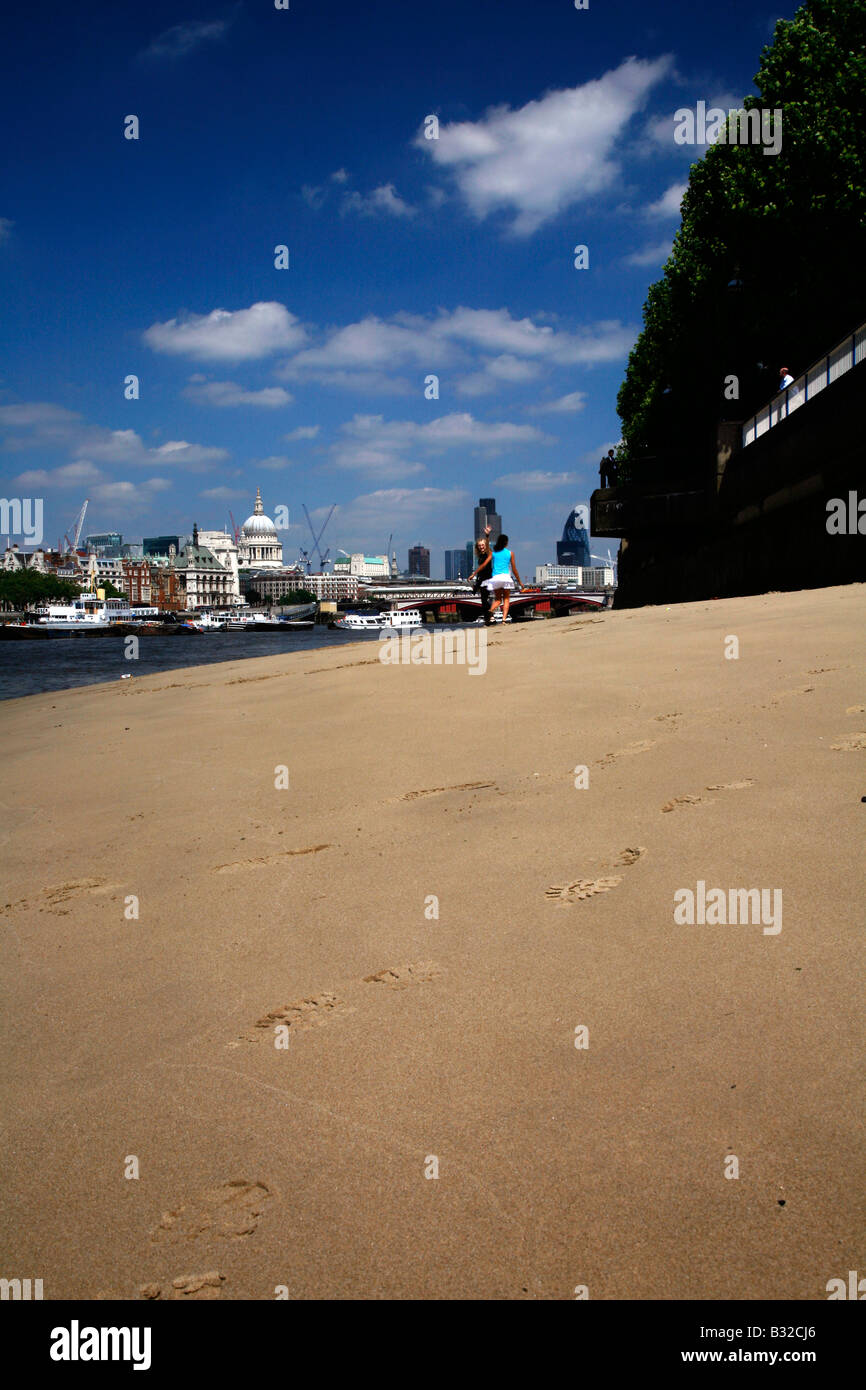 Blick auf St. Pauls Cathedral und der City of London von der Themse Strand am Kings zu erreichen, South Bank, London Stockfoto