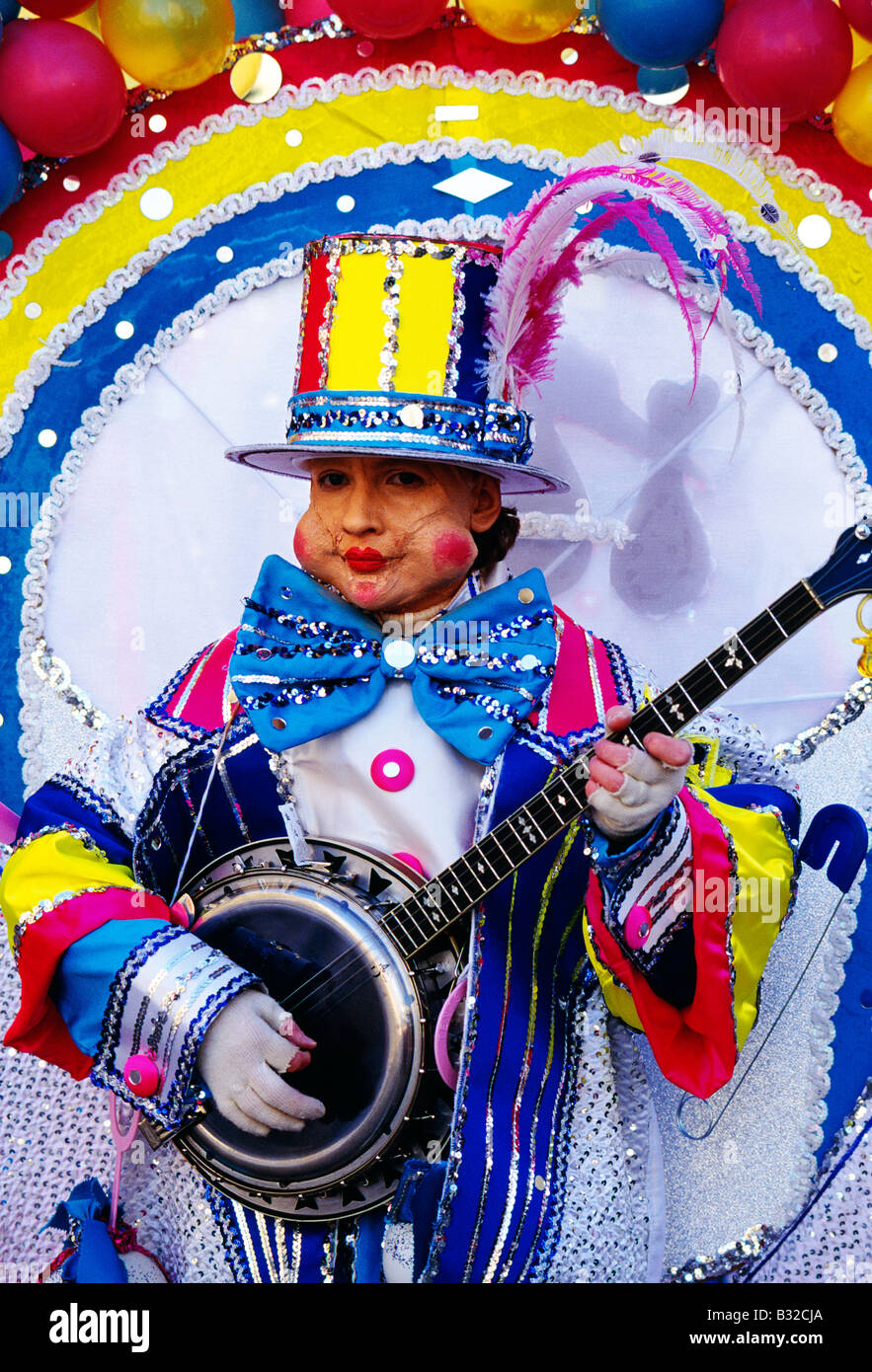 Kostümierte Tänzer strutting nach Broad Street während der jährlichen Philadelphia Neujahr Tag Mummers Parade. Stockfoto