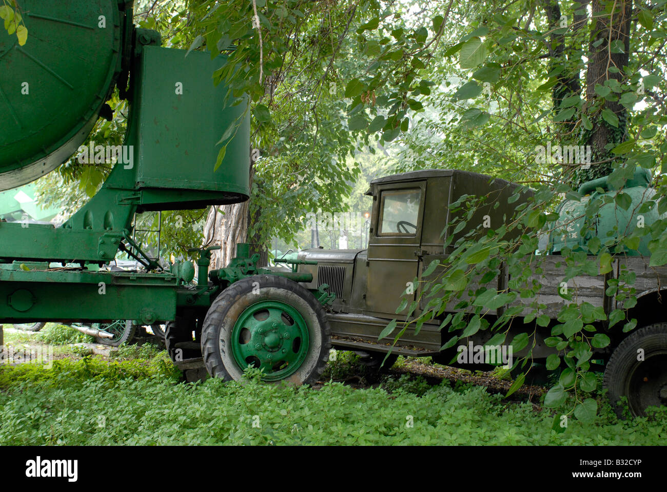 LKW und militärischem Gerät im Marinemuseum von Varna. Stockfoto