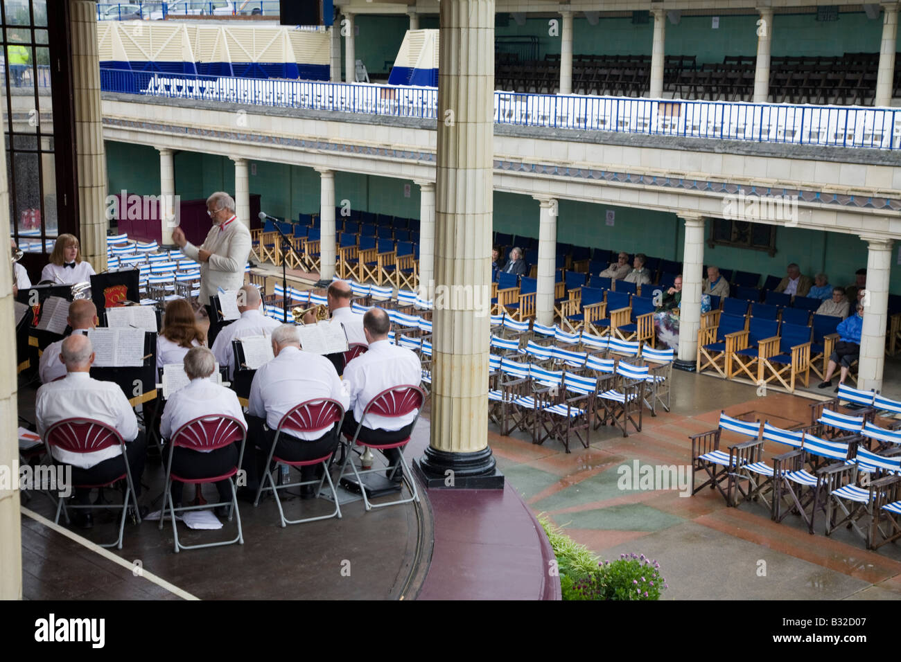 Musikpavillon an der Promenade von Eastbourne auf einem typisch britischen verregneten Sommertag. Stockfoto