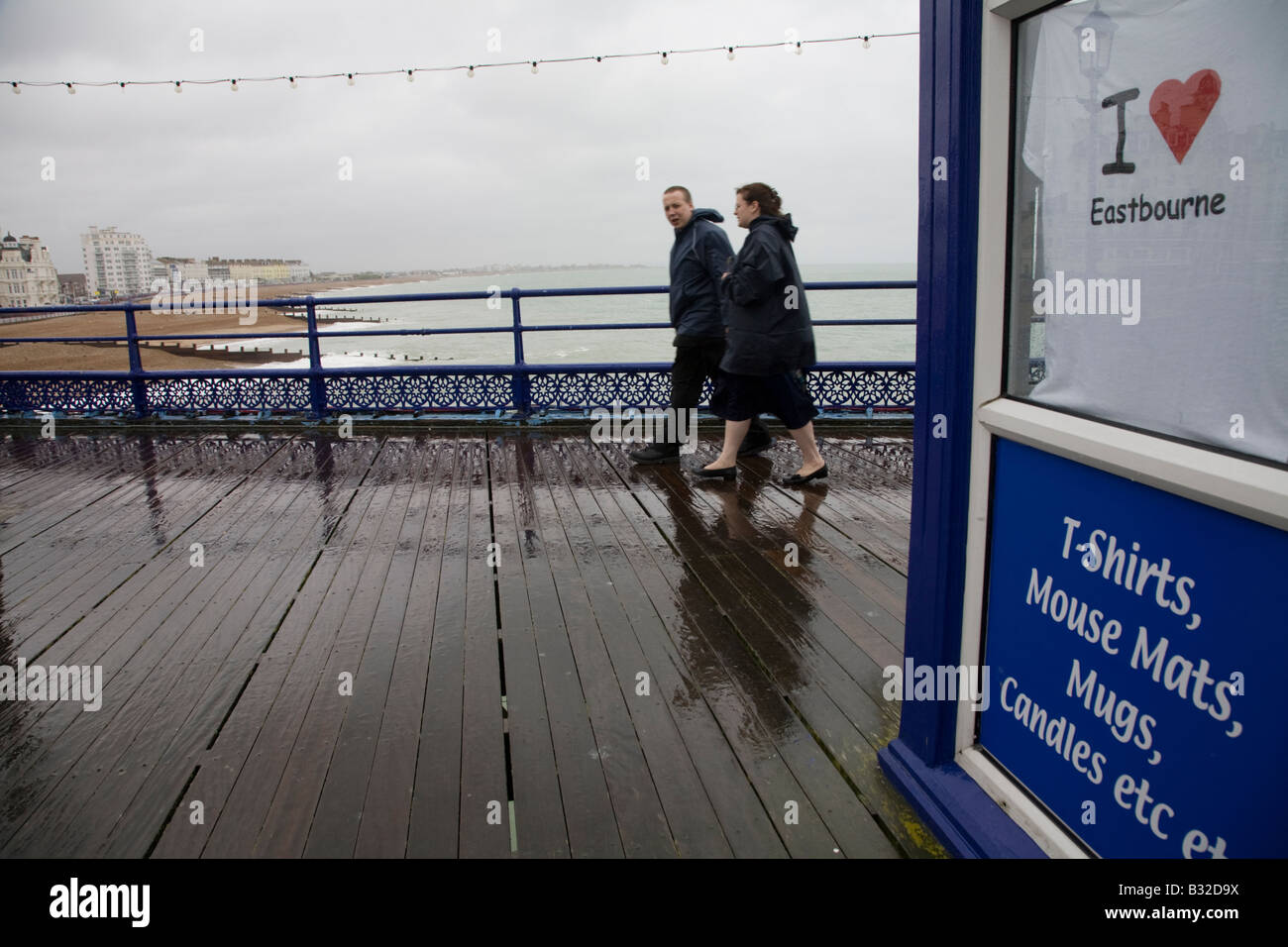 Eastbourne Pier an einem typisch britischen verregneten Sommertag. Stockfoto