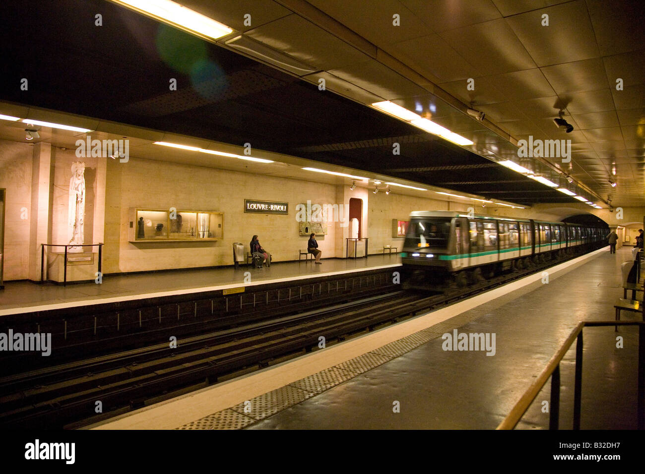 Der Zug kommt am U-Bahnhof Louvre Rivoli, Paris, Frankreich, Europa an Stockfoto