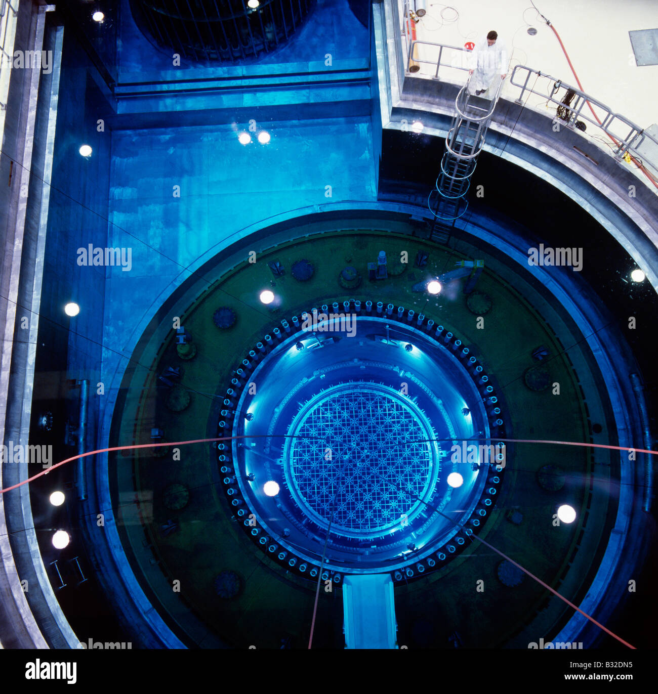 Blick nach unten in den Reaktorbehälter eines Kernkraftwerks Stockfoto
