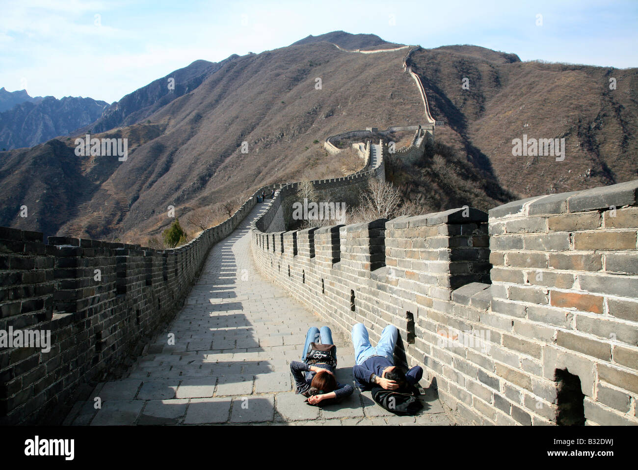 Zwei asiatische Touristen ruhen auf der chinesischen Mauer Stockfoto