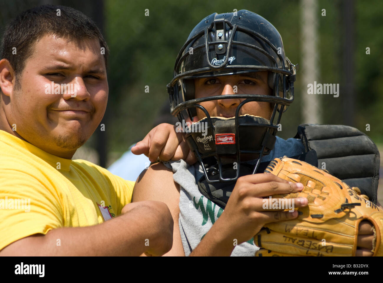 Zwei junge Männer posieren für ein Foto bei einem Special Olympics-Softball-Turnier Stockfoto