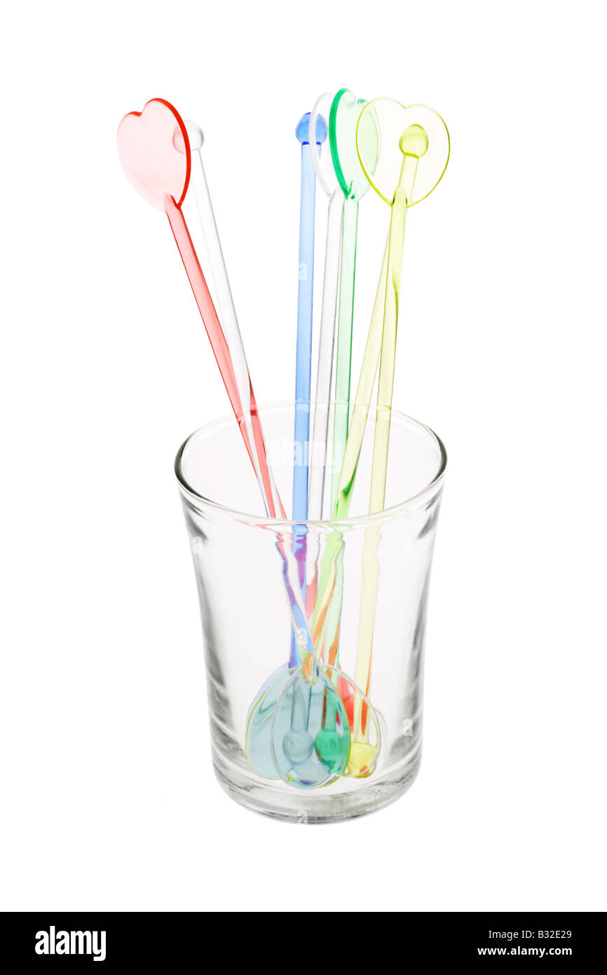 Bunte Kunststoff Swizzle-Sticks in Glas auf weißem Hintergrund Stockfoto