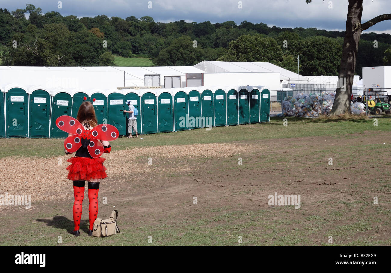 Mädchen verkleidet, die Schlange für die Toilette beim Big Chill festival Stockfoto