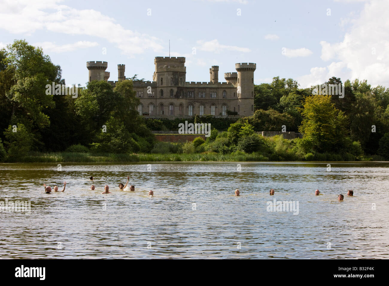 Menschen schwimmen im See von Eastnor Castle am Geheimnis schwimmen, The Big Chill Festival 2008, Eastnor, Herefordshire Stockfoto