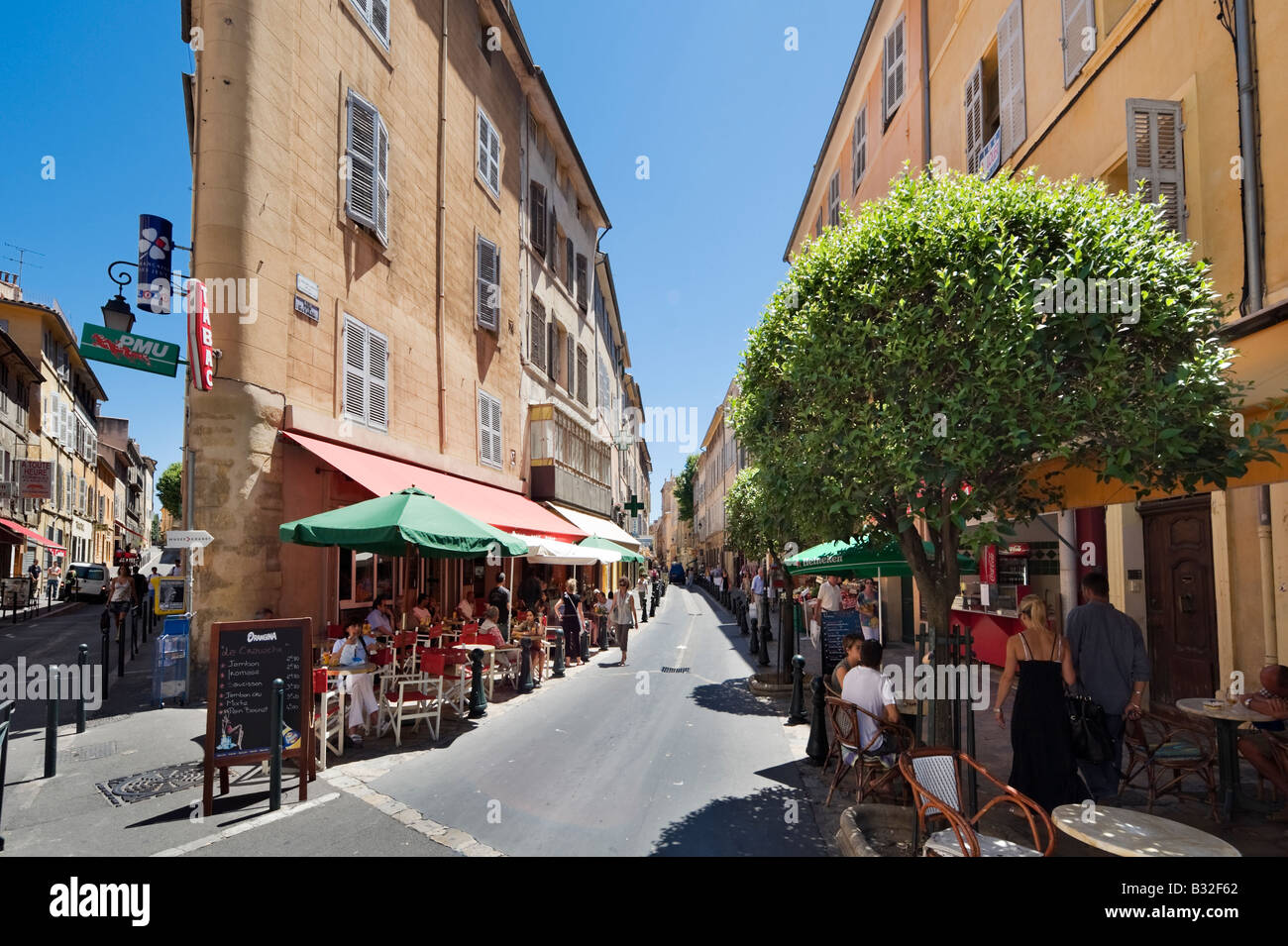 Straßencafés auf Rue d ' Italie in der historischen Innenstadt, Aix-En-Provence, Frankreich Stockfoto