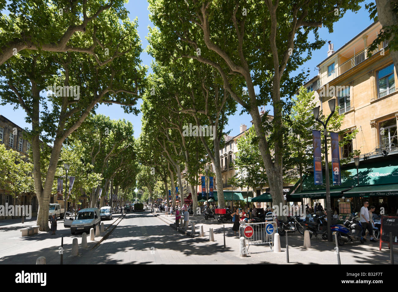 Der Cours Mirabeau (Hauptstrasse) in der historischen Innenstadt, Aix-En-Provence, Frankreich Stockfoto