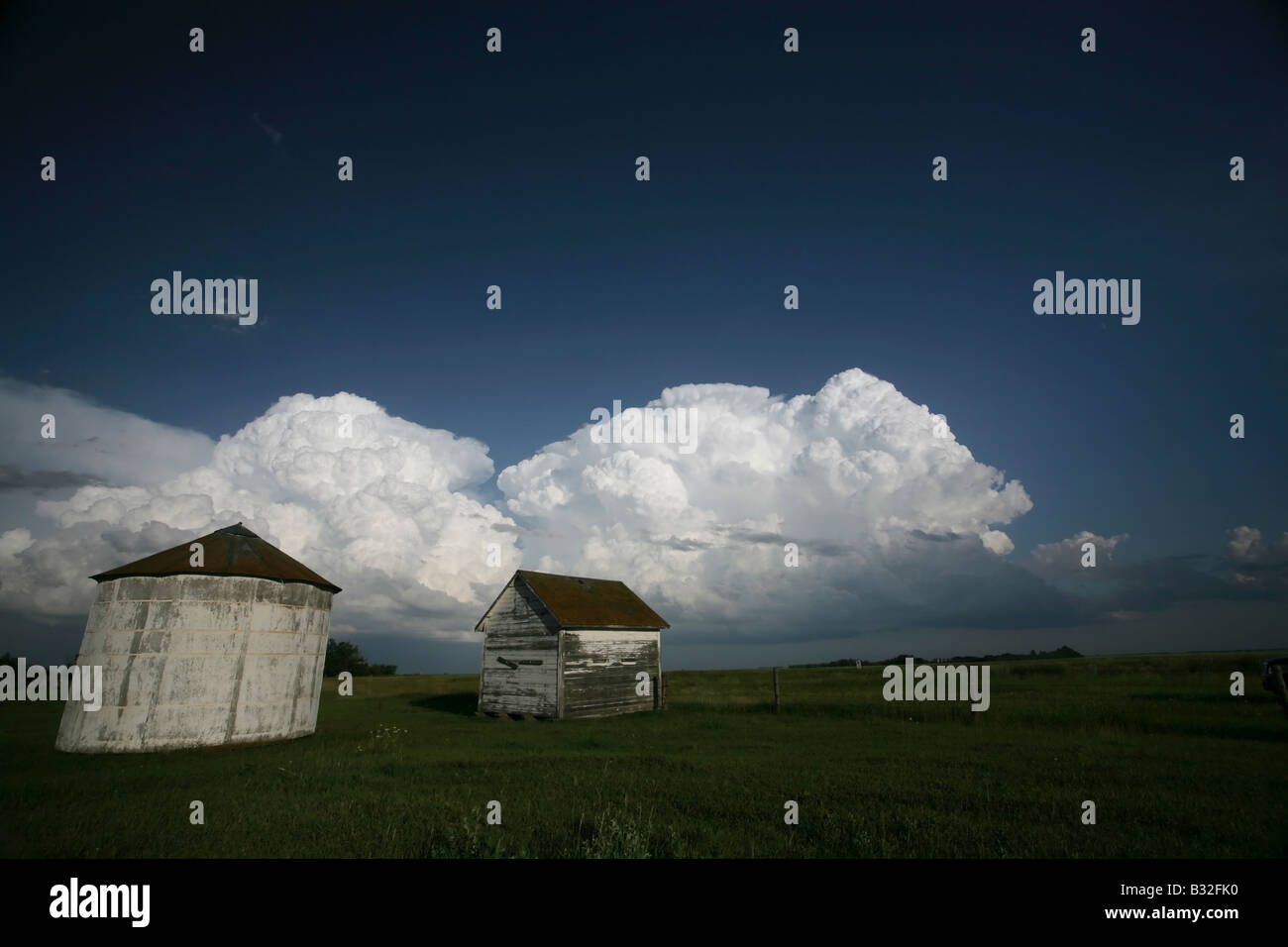 Gewitterwolken hinter alten Getreidespeicher in Saskatchewan Stockfoto