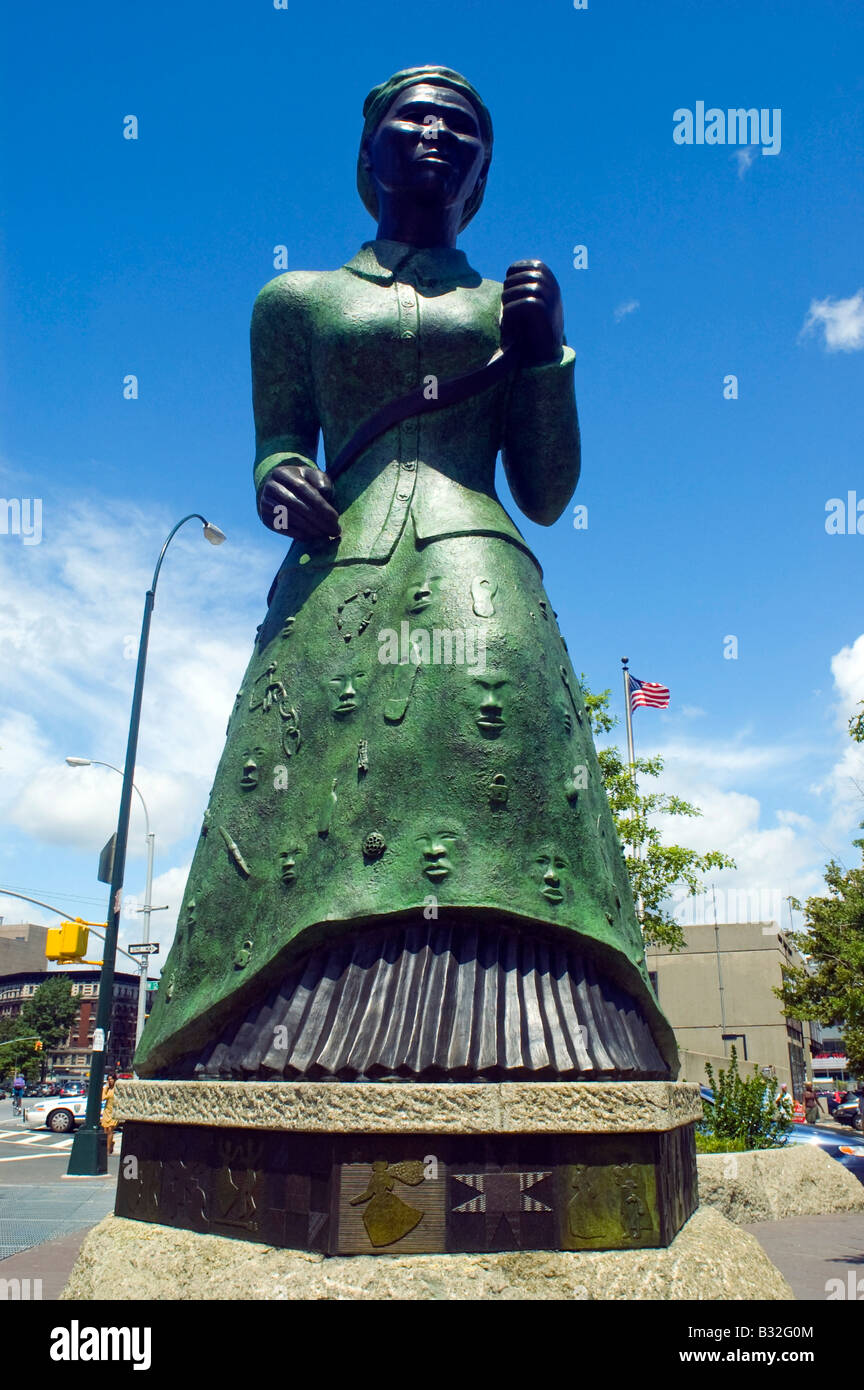 Swing Low 2007 des Bildhauers Alison Saar ist das Herzstück der Harriet Tubman Gedenkstätte an der St. Nicholas Avenue in Harlem Stockfoto